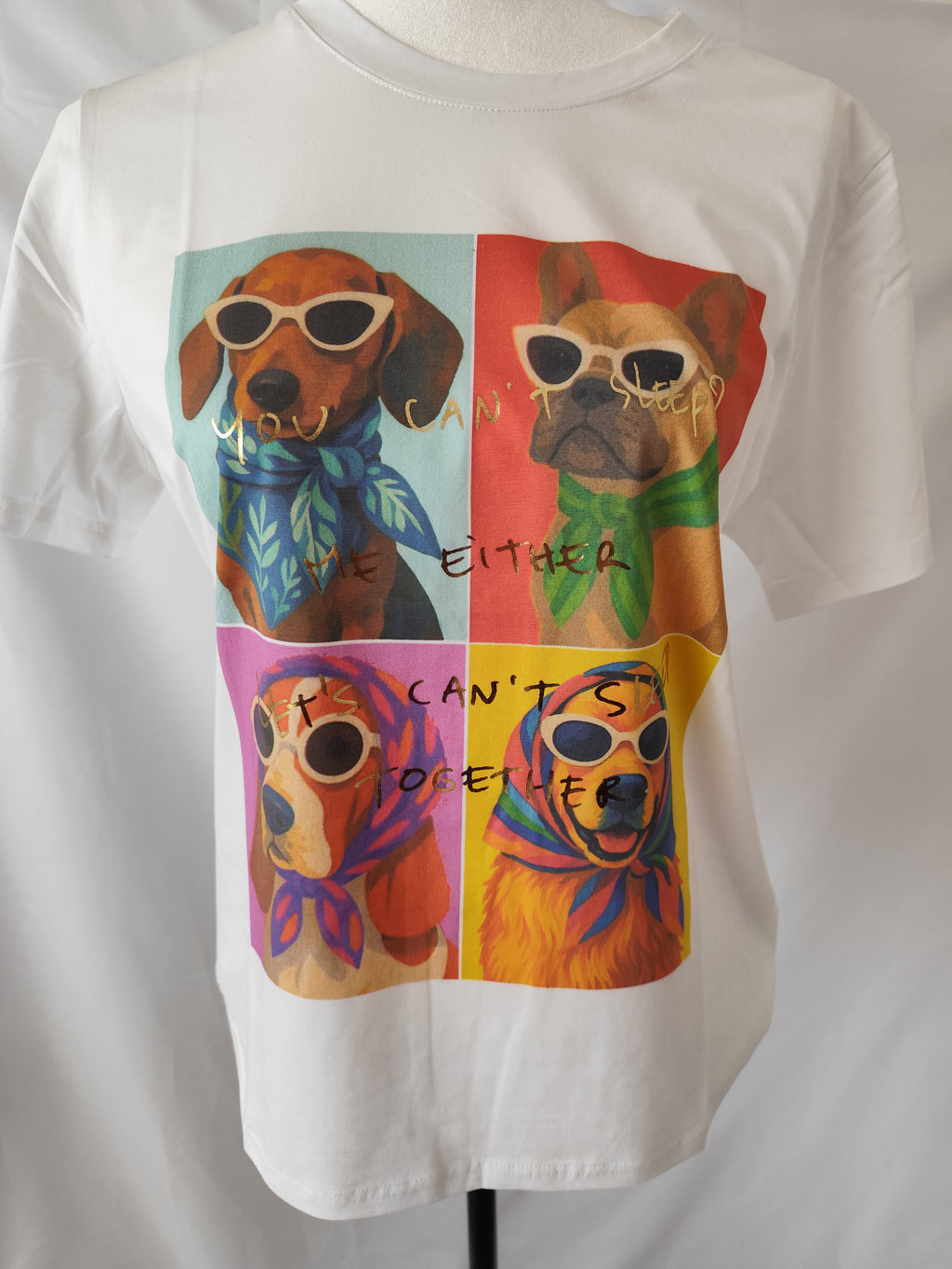 T-shirt branca estampada com cães coloridos