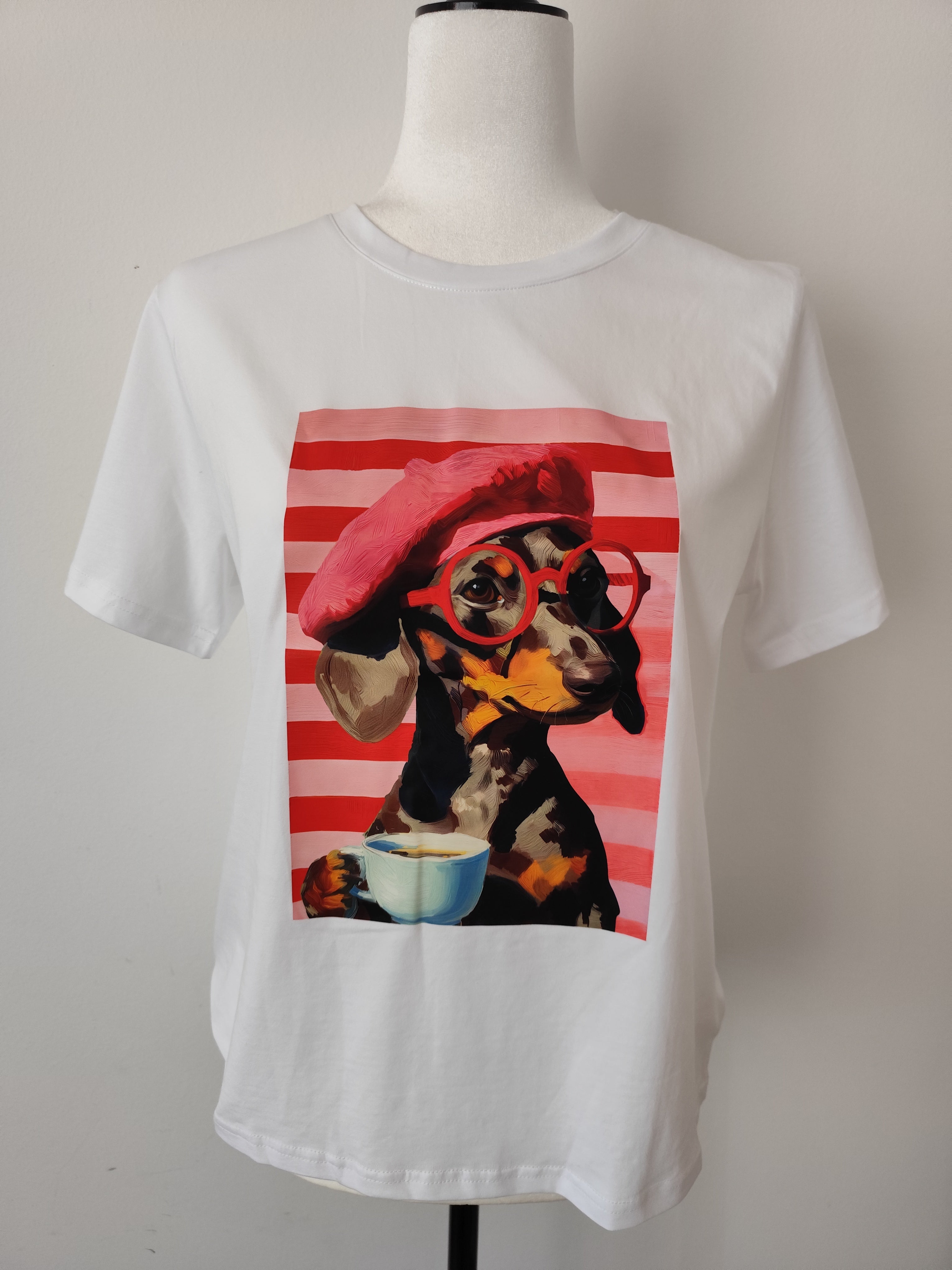 Camiseta Branca Estampada Teckel com Boina Rosa