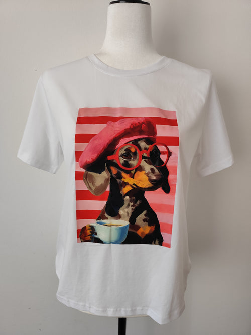 Camiseta Branca Estampada Teckel com Boina Rosa