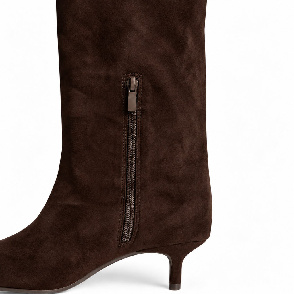 Botas CORINA em tom café castanho escuro — detalhe do fecho