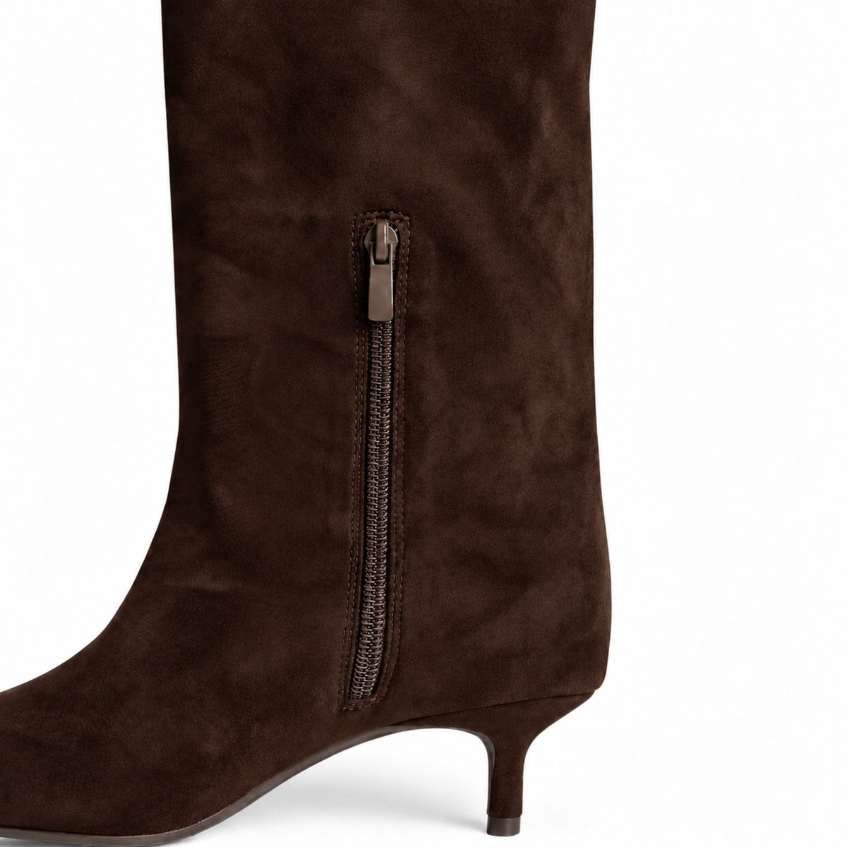 Botas CORINA em tom café castanho escuro — detalhe do fecho