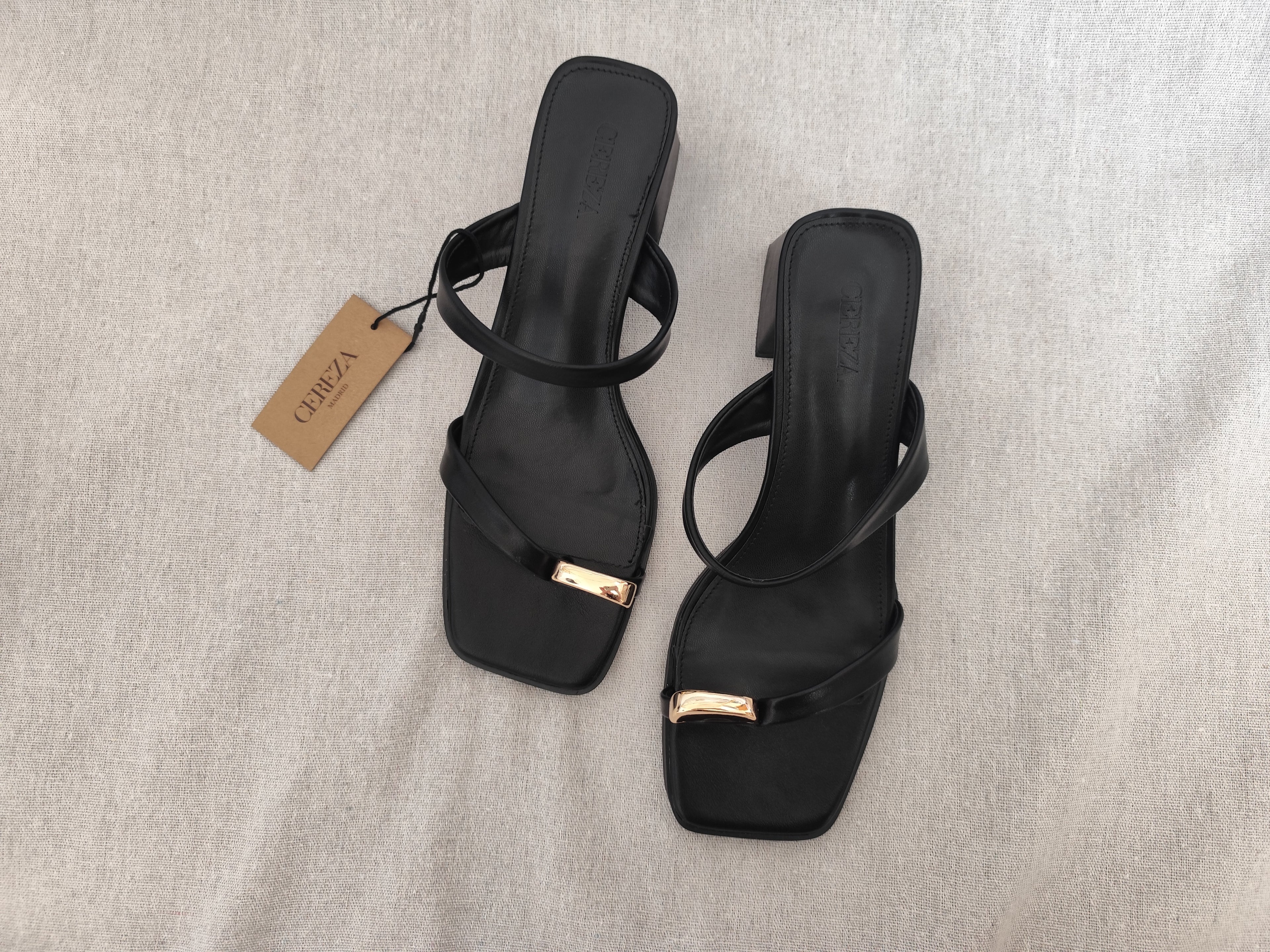 Sandálias minimal chic pretas