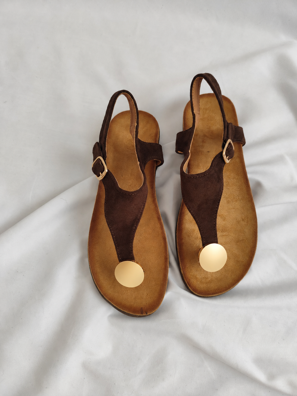 Sandálias de Dedo Castanhas com Detalhe Dourado