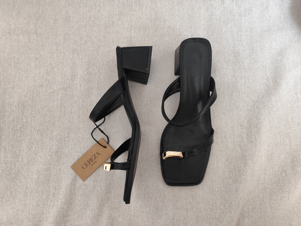 Sandálias minimal chic pretas