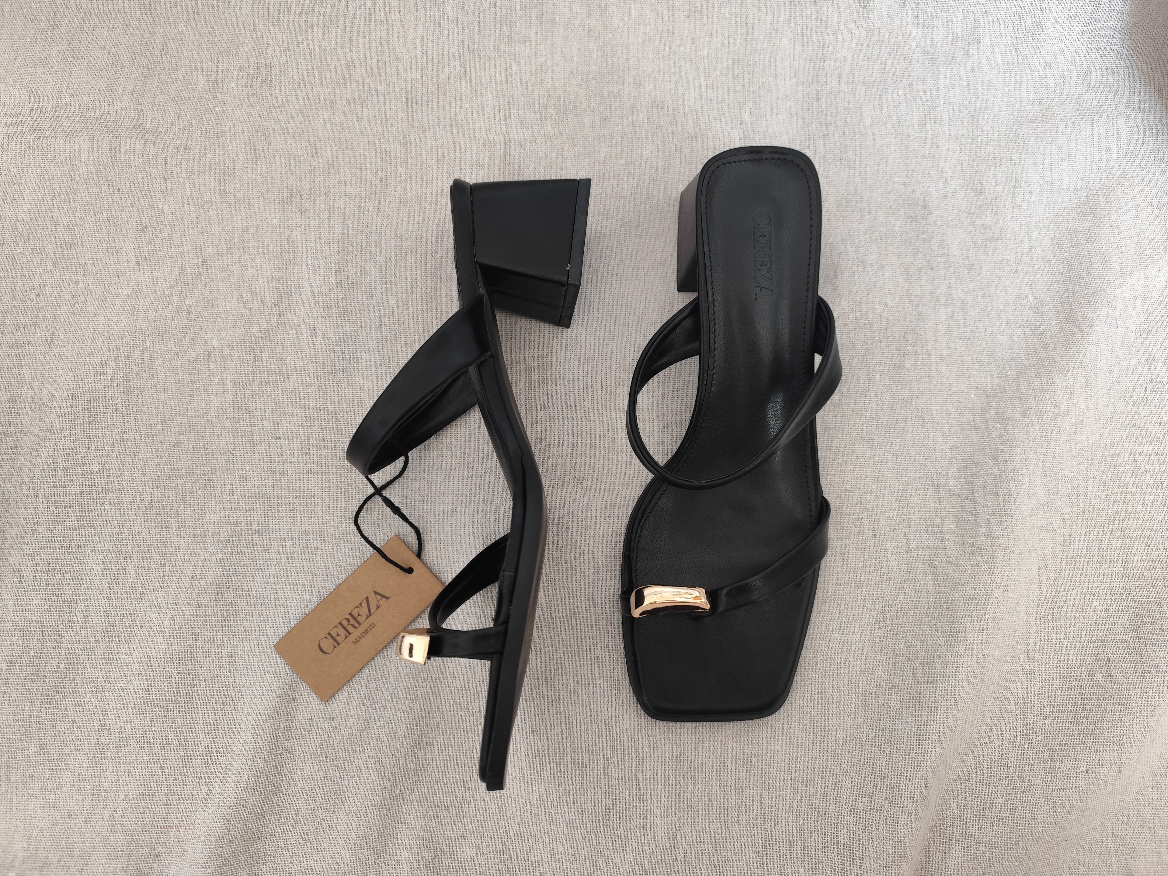 Sandálias minimal chic pretas