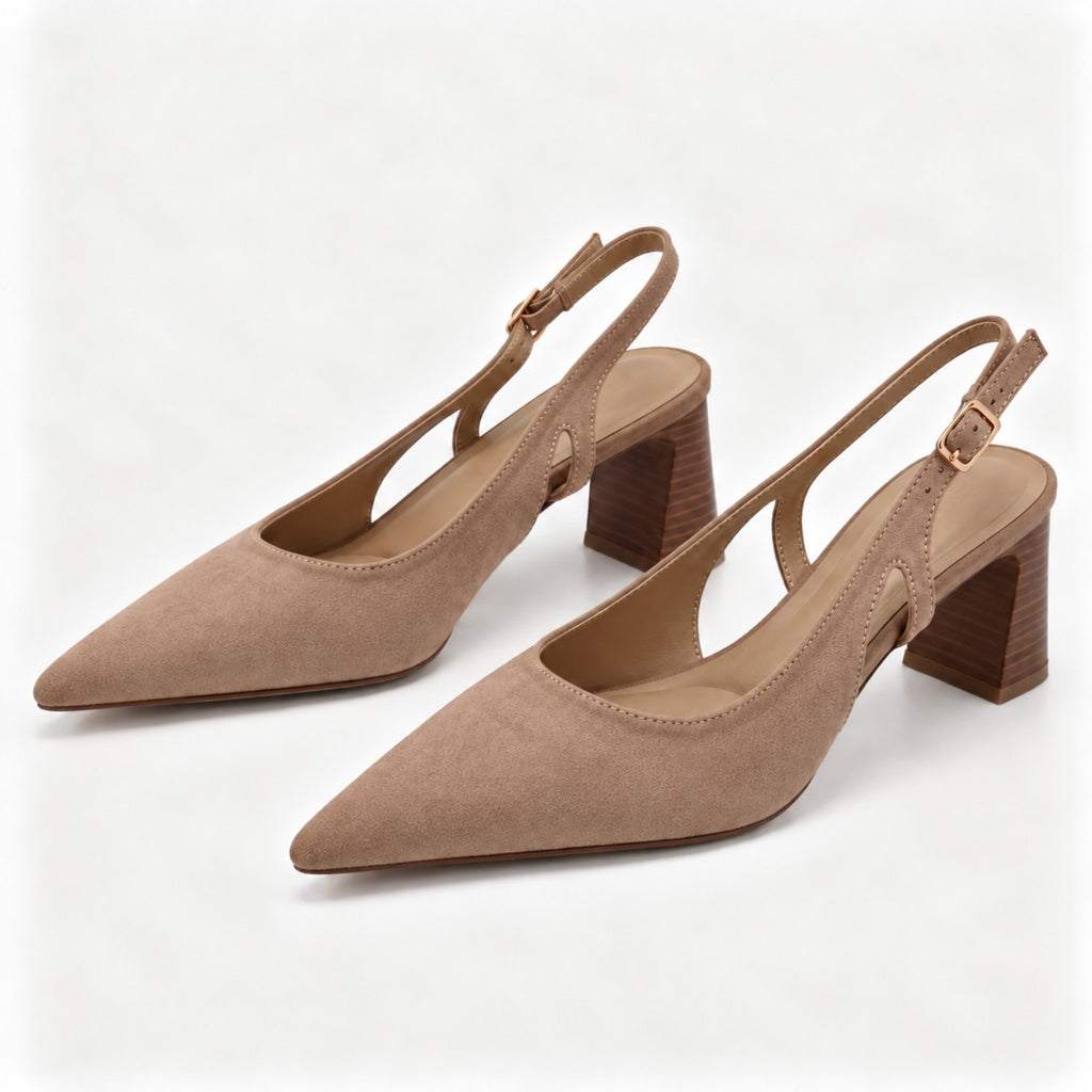 Par de sapatos de salto bege com fivela dourada