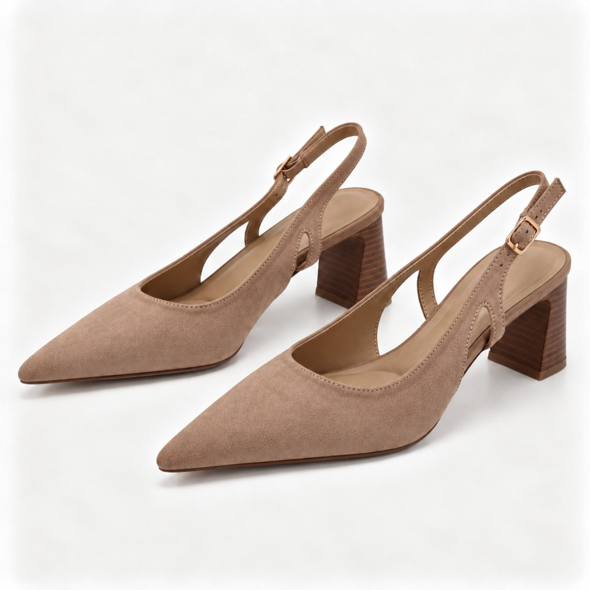 Par de sapatos de salto bege com fivela dourada